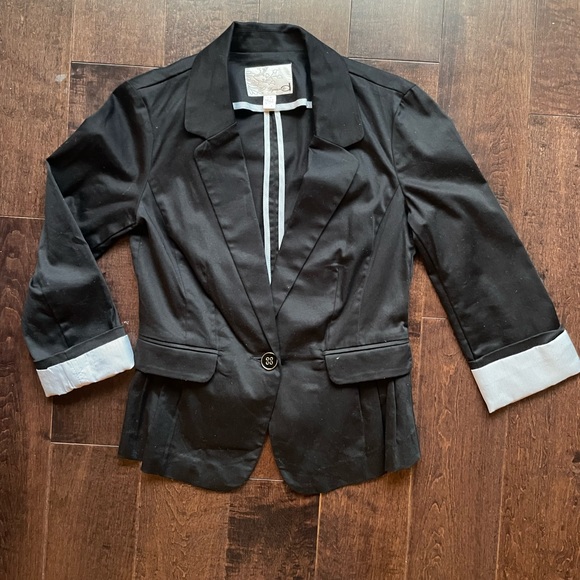 Dynamite Jackets & Blazers - New fitted Blazer with 3/4 pinstripe Sleeves, Small
